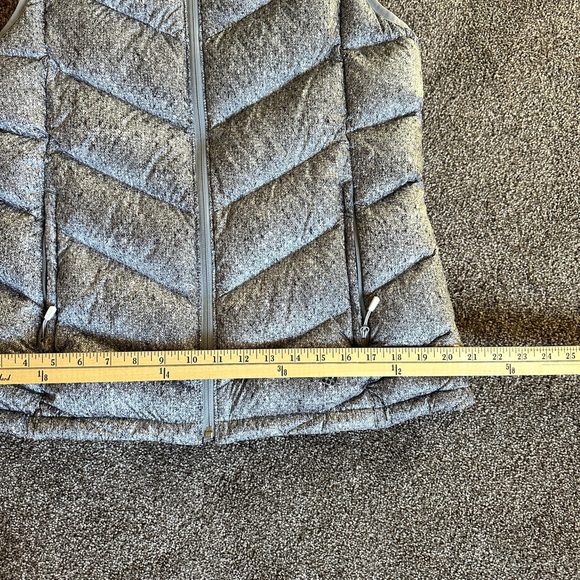 Women’s Mountain Hardware Q shield 650 down quilted puffer vest. Gray size large - Picture 12 of 12